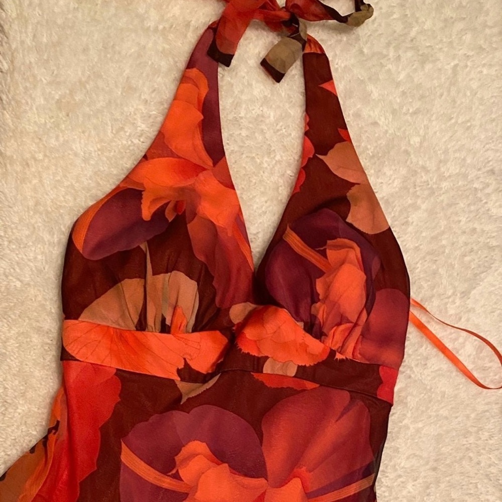 Cache halter top with hankerchief hem